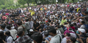 রাজধানীতে চরম বিশৃঙ্খলা! ‘ককরোচ জনতা পার্টি’-র ধুন্ধুমার বিক্ষোভে একসঙ্গে ১৬ মেট্রো স্টেশন বন্ধ, অবরুদ্ধ দিল্লি