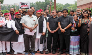 সংসদ চত্বরে কালো পোশাকের ঝড়! মোদী সরকারের বিরুদ্ধে গর্জে উঠলেন রাহুল-প্রিয়াঙ্কা-অখিলেশ