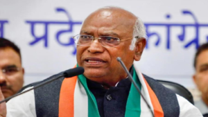 ‘দরজা বন্ধ করে লুকিয়ে আছেন, একদিন টেনে বের করব!’ স্বরাষ্ট্রমন্ত্রীকে নিয়ে মল্লিকার্জুন খাড়গের বিস্ফোরক হুঙ্কার