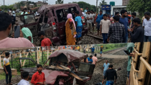 মুর্শিদাবাদে মর্মান্তিক রেল দুর্ঘটনা! স্কুল ভ্যানে ট্রেনের ধাক্কায় ৩ পড়ুয়াসহ মৃত ৪, শোকের ছায়া এলাকায়