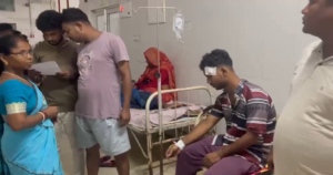 লেবুগাছের ডাল ছাঁটার অনুরোধ করতেই রক্তগঙ্গা! মাকে বাঁচাতে গিয়ে ধারালো অস্ত্রের কোপে রক্তাক্ত বিজেপি নেত্রীর ছেলে