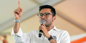 এক বছরের মধ্যেই চার টুকরো তৃণমূল! ২১ জুলাইয়ের মঞ্চে দাঁড়িয়েই দলত্যাগী ‘গদ্দারদের’ বিরুদ্ধে ফোঁস উঠলেন অভিষেক বন্দ্যোপাধ্যায়!