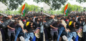 “পুলিশ ধরো ও মারো!” সংসদের বাইরে ছাত্র বিক্ষোভে পা ভাঙল সাব-ইন্সপেক্টরের, নেপথ্যে কি অন্য কোনো ষড়যন্ত্র?