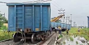 ব্যস্ত সকালে চরম ভোগান্তি! কয়লাবোঝাই মালবাহী ট্রেন লাইনচ্যুত হওয়ায় স্তব্ধ রাজধানীমুখী রেল চলাচল