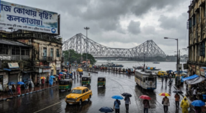 দক্ষিণবঙ্গ ভাসিয়ে মুষলধারে বৃষ্টির তাণ্ডব! বাংলার কোন্ কোন্ জেলায় আজ জারি লাল সতর্কতা?