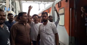 তৃণমূলের চেনা ভিড় উধাও! ২১ জুলাইয়ে ‘গান্ধীগিরি’ করে জল-বিস্কুট নিয়ে স্টেশনে অপেক্ষা করলেন বিজেপি নেতারা!