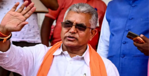 “জিভে জল আনে ঝালমুড়ি!” রেকর্ডিং স্টুডিওতে মাইক্রোফোন হাতে নতুন অবতারে দিলীপ