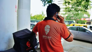 সুইগির কপালে চিন্তার ভাঁজ! পচা-মেয়াদোত্তীর্ণ খাবার ডেলিভারি, কড়া শাস্তির মুখে ইনস্টামার্ট