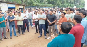 ‘দোষীকে বাঁচালেই আপনিও অপরাধী!’ খুদে পড়ুয়ার শ্লীলতাহানির প্রতিবাদে রণক্ষেত্র মেদিনীপুরের স্কুল