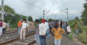 মর্মান্তিক! ট্রেনের ধাক্কায় মা ও মেয়ের মর্মান্তিক মৃত্যু, মৃত্যুর পরেও বুক থেকে নামাল না ৩ বছরের মেয়েকে!