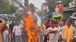 ৮ দিনের হেফাজতে তৃণমূল নেতা! পুলিশের সামনেই লাড্ডু বিতরণ, মাথাভাঙ্গায় বিজেপির বিজয় মিছিল