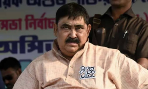 ‘লাগেজ-ব্যাগেজ’ তত্ত্বের পাল্টা অনুব্রতর বিস্ফোরণ! তৃণমূলের ঘর ভেঙে তৈরি হচ্ছে কোন নতুন সমীকরণ?