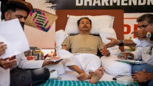 ‘আর বড়জোর ২ দিন বাঁচবেন,’-সোনম ওয়াংচুকের শারীরিক অবনতিতে তোলপাড় দেশ