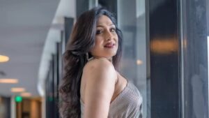 “কথায় কথায় চুলে হাত!”-অবশেষে নিজের কোন ‘বদভ্যাস’ নিয়ে মুখ খুললেন ঋতুপর্ণা?