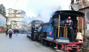 পাহাড়ে বিপর্যয়: ধসের জেরে ফের ১০ দিন বন্ধ দার্জিলিং টয়ট্রেন, চরম হতাশ পর্যটকরা