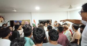 ইশা-মৌসমের সামনেই তুলকালাম! মালদায় পার্টি অফিস দখল নিয়ে কংগ্রেসের দুই গোষ্ঠীর সংঘর্ষ