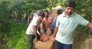 ১৭ বছরেও বদলায়নি ভাগ্য! সন্দেশখালিতে দোলনায় রোগী, রাস্তা না থাকায় ফুঁসছে গ্রাম