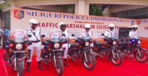 শিলিগুড়ির রাস্তায় এবার ট্রাফিক মার্শাল! পর্যটকদের হয়রানি রুখতে চালু ২৪ ঘণ্টার হেল্পলাইন