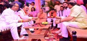 আমের পার্টিতে বিজেপির শক্তি প্রদর্শনী! লখনউতে খাটে বসে কৌশল নির্ধারণ যোগী-নিতিন নবীনের