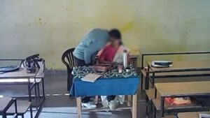 ফাঁকা ক্লাসে ‘রোম্যান্স পিরিয়ড’, ভিডিও ভাইরাল হতেই কড়া শাস্তি শিক্ষক-শিক্ষিকার
