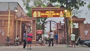 মন্দির পুজো নয় কি ‘দর্শনীয় স্থান’? প্রয়াগরাজের মন্দিরে খোলামেলা পোশাকে প্রবেশ নিষেধ