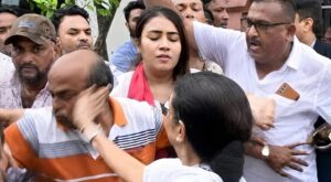 ব্যক্তিকে কষিয়ে চড় মারলেন মমতা, কেন হঠাৎ মেজাজ হারালেন প্রাক্তন CM?