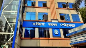 “কোনও কাউন্সিলর গ্রেফতার, কেউ আত্মঘাতী”-দঃ দমদমে পুরসভায় বেহাল অবস্থা