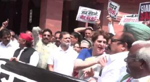‘জীবন বাঁচাও, নিট বন্ধ করো!’ প্ল্যাকার্ড হাতে স্লোগানে উত্তাল সংসদ, ধাক্কাধাক্কি দুই শিবিরের