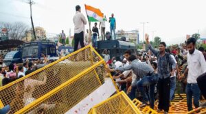 ভোপালে ব্যারিকেড ভেঙে ঢুকছে হাজার হাজার ট্রাক্টর! মুখ্যমন্ত্রীর বাড়ি ঘেরাওয়ের হুঙ্কার কৃষকদের