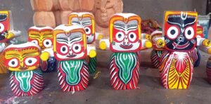 পুরীর জগন্নাথের আদলে কাঠের বিগ্রহ! রথযাত্রার আগে বংশপরম্পরায় শিল্পকলায় মাতল বাংলার এই গ্রাম