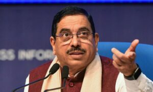 ‘সম্পূর্ণ নিষ্ঠার সঙ্গে দায়িত্ব পালন করব!’ শিক্ষামন্ত্রীর চেয়ারে বসার পরই কী বার্তা দিলেন প্রহ্লাদ যোশী?