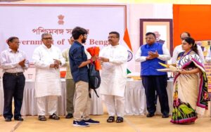 “সততা বজায় রাখুন, অর্থ নিজেই পেছনে ছুটবে!” নিট-কৃতীদের মঞ্চে স্মৃতিকাতর স্বাস্থ্যমন্ত্রী