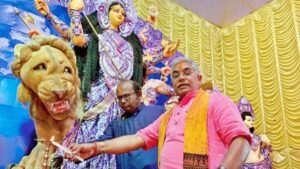 শমীকের হুঁশিয়ারি হাওয়ায় ভাসল! খোদ দিলীপকে পুজোর বড় দায়িত্ব দিয়ে কোন বার্তা দিল নিউ টাউন?