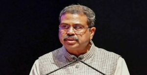 নিট বিতর্কের উত্তাপের মাঝে শান্ত ধর্মেন্দ্র প্রধান! ভিজিনাগ্রামের স্কুলে পড়ুয়াদের বেঞ্চে বসে পাঠ নিলেন কেন্দ্রীয় শিক্ষামন্ত্রী