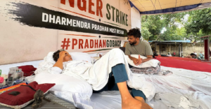 ১৭ দিনে সাড়ে ৮ কেজি ওজন কম! অনশনরত সোনম ওয়াংচুককে বাঁচাতে শেষমেশ পথে নামল বলিউড