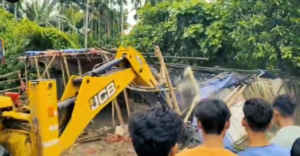 ধূপগুড়িতে প্রশাসনের বড়সড় উচ্ছেদ অভিযান! বুলডোজারের দাপটে গুঁড়িয়ে গেল অবৈধ ঝুপড়ি