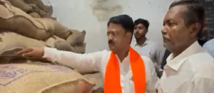 রেশন ডিলারের গোডাউনে খাদ্যমন্ত্রীর হানা! চাল-ডাল সিল হতেই চাঞ্চল্য গুমা এলাকায়