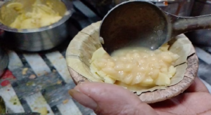 মির্জাপুরের রাস্তায় মশলাদার জাদুর হাতছানি! বাবলুর ‘হিং কে কাচালু’ খেয়ে মন ভরছে না খাদ্যরসিকদের