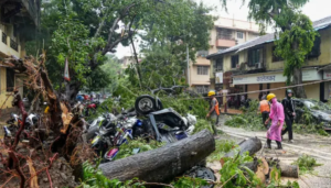 বৃষ্টির দাপটে মুম্বাই স্তব্ধ, ভবন ধসে ৫ শিশুসহ মৃত ৬, হাহাকার এলাকায়