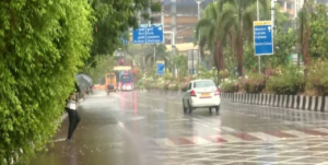 টানা বৃষ্টিতে নাজেহাল মুম্বই, বন্ধ স্কুল-কলেজ, ধসের কবলে মুম্বই-পুণে এক্সপ্রেসওয়ে!