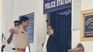 আইনজীবীর পোশাকে শ্রীরামপুর থানায় হাজিরা অপরূপার! স্বামীকে গ্রেফতারের পর বিস্ফোরক প্রাক্তন সাংসদ