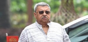 সংসদে চরম নাটক! সাসপেন্ড হয়েও একা প্ল্যাকার্ড হাতে রাস্তায় কল্যাণ, মমতার রহস্যজনক নীরবতায় বড় জল্পনা!