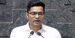 “পৃথিবীতে আগুন লাগিয়ে এক বালতি জল নিয়ে এসেছেন!” লোকসভায় কেন্দ্রকে ধুয়ে দিলেন অভিষেক