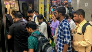 মেট্রোয় অসভ্যতা করলেই মোটা অঙ্কের জরিমানা! যাত্রীদের জন্য কড়া নির্দেশিকা জারি