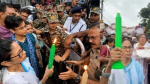 ব্যারিকেড ভেঙে মোমবাতি মিছিল মমতার! ‘জাস্টিস ফর বারুইপুর’ স্লোগানে সরগরম কালীঘাট