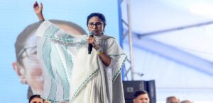 “ইঁদুরের মতো লুকোই না, বাঘের বাচ্চার মতো লড়ব!” একুশের মঞ্চ থেকে সোজা নবান্ন অভিযানের হুঙ্কার মমতার