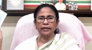 ‘খালি গলাতেই বক্তৃতা দেব, প্রয়োজনে রিকশায় দাঁড়িয়েই লড়ব!’ একলা চলো নীতিতে মমতা বন্দ্যোপাধ্যায়