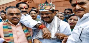 পদত্যাগেই কি শেষ নয়? সংসদে ধর্মেন্দ্র প্রধানকে গ্র্যান্ড ওয়েলকাম জানাতেই কংগ্রেস তুলল বিলকিস বানো প্রসঙ্গ!