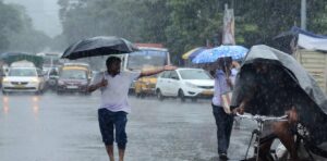 টানা বৃষ্টিতে ভাসছে বাংলা! কোন কোন জেলায় ‘কমলা’ ও ‘হলুদ’ সতর্কতা? জেনে নিন লেটেস্ট আপডেট