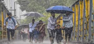 দেশজুড়ে ফের সক্রিয় মৌসুমি বায়ু! দিল্লি থেকে বিহার ও কোঙ্কন উপকূলে ভারী থেকে অতিভারী বৃষ্টির সতর্কতা